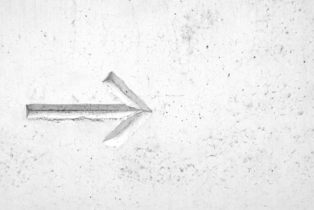 Coaching characterized by an arrow to the right in concrete